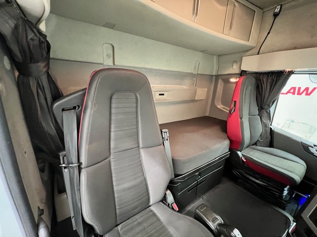 Volvo FH 460 6×2 Midlift Tractor Unit