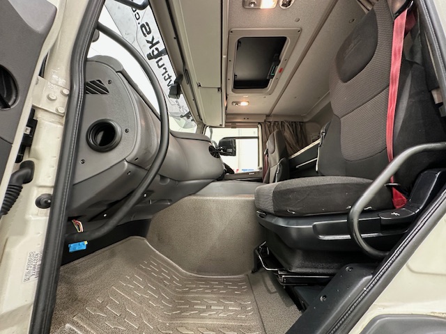 DAF CF 370 6×2 Sleeper Cab Fridge Box