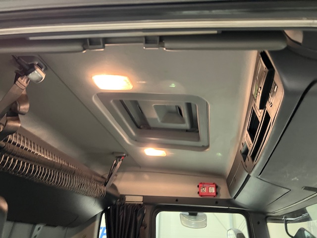 Scania R420 8×2 Rear Lift Brick Grab Drawbar