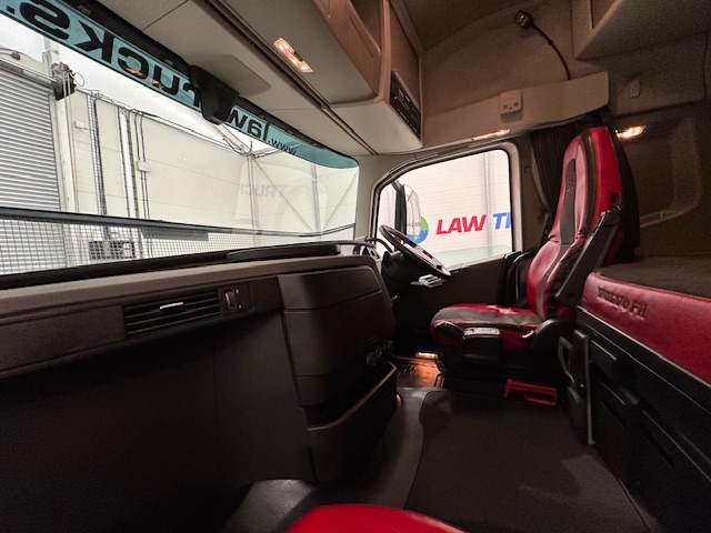 Volvo FH 500 6×2 Tractor Unit Safari Edition