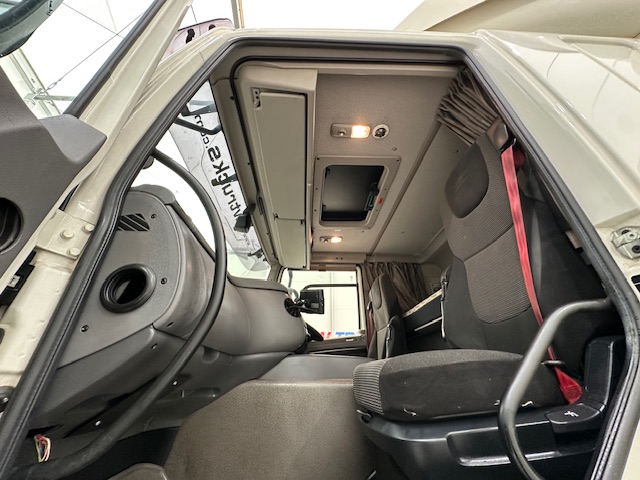 DAF CF 370 6×2 Sleeper Cab Fridge Box