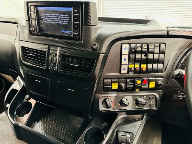 Iveco Stralis 310 6×2 Dropside Brick Grab