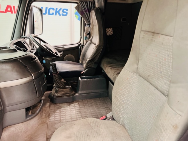 Volvo FH12 420 4×2 Sleeper Cab Tractor Unit