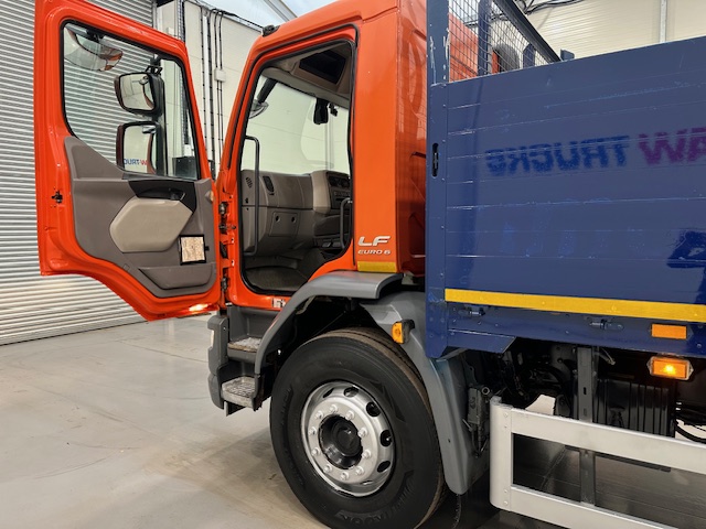 DAF LF 220 Day Cab Dropside Brick Grab