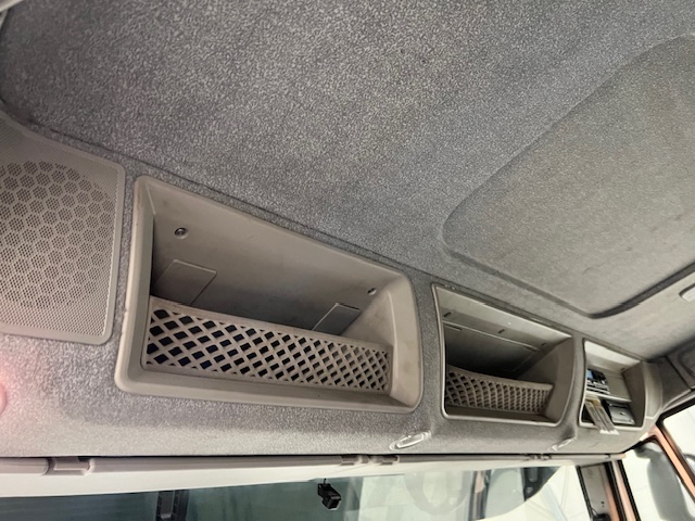 Iveco Stralis 310 6×2 Dropside Brick Grab