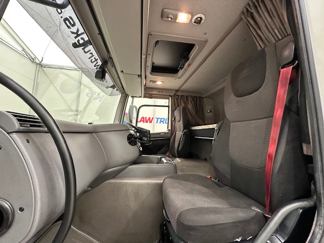 DAF CF 370 6×2 Sleeper Cab Fridge Box
