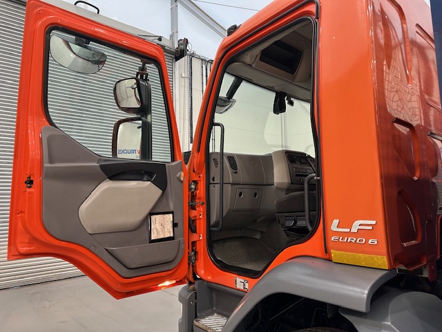 DAF LF 220 Day Cab Dropside Brick Grab