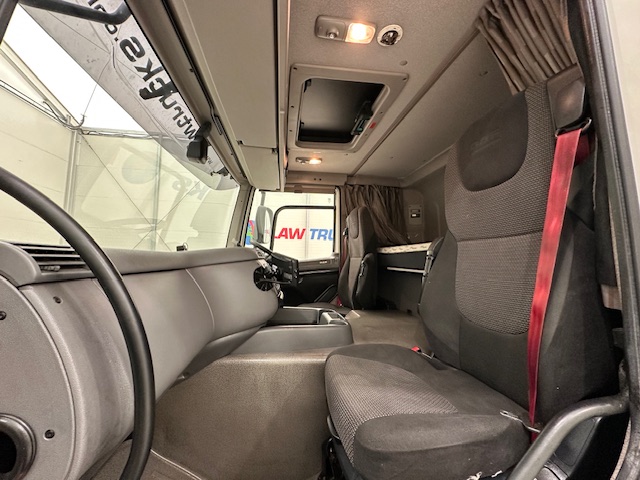 DAF CF 370 6×2 Sleeper Cab Fridge Box