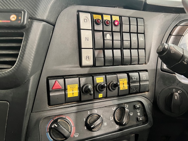 Iveco Stralis 310 6×2 Dropside Brick Grab