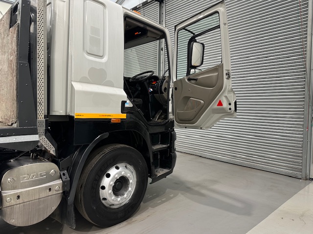 DAF CF85 360 8×2 Flatbed Brick Grab Drawbar