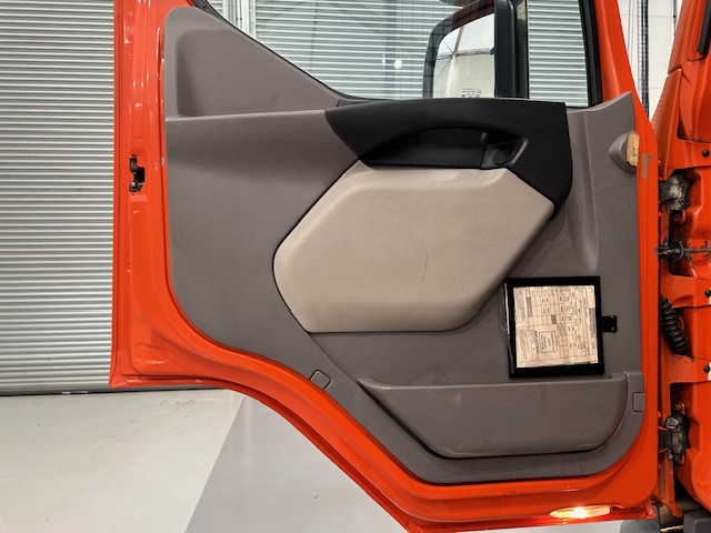 DAF LF 220 Day Cab Dropside Brick Grab