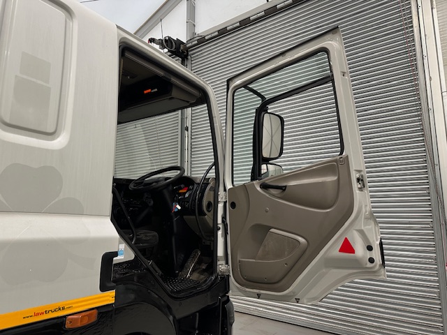 DAF CF85 360 8×2 Flatbed Brick Grab Drawbar