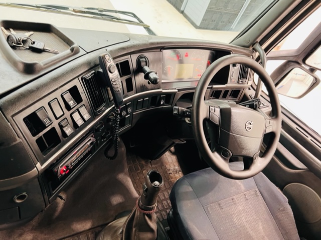 Volvo FH12 420 4×2 Sleeper Cab Tractor Unit