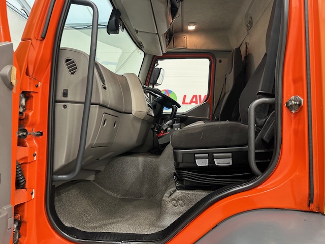 DAF LF 220 Day Cab Dropside Brick Grab