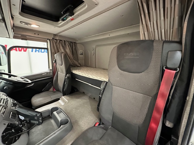 DAF CF 370 6×2 Sleeper Cab Fridge Box