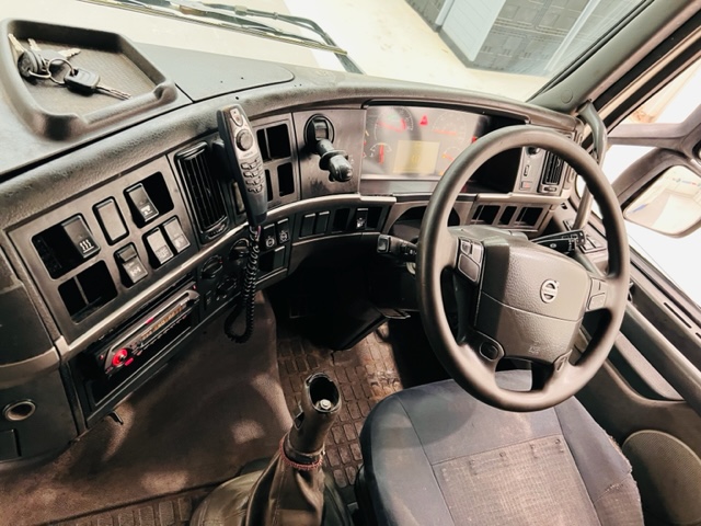 Volvo FH12 420 4×2 Sleeper Cab Tractor Unit