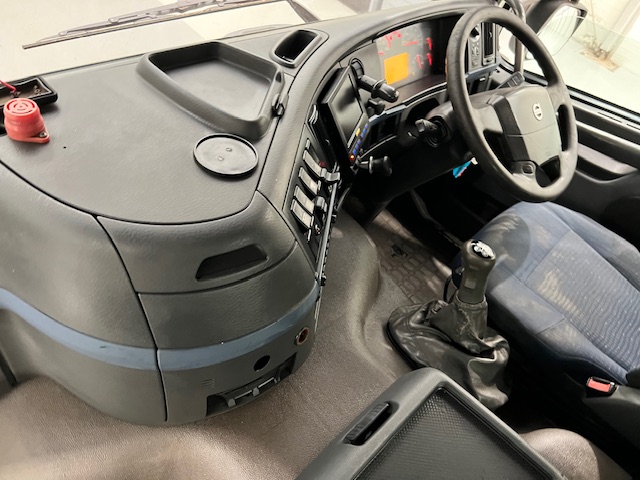 Volvo FM 400 8×4 Steel Tipper Grab Manual
