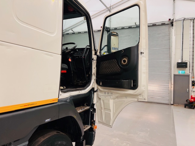 Volvo FH12 420 4×2 Tractor Unit