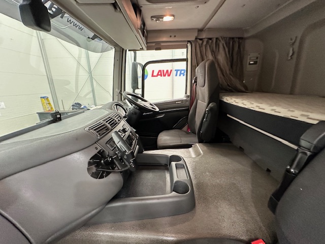 DAF CF 370 6×2 Sleeper Cab Fridge Box