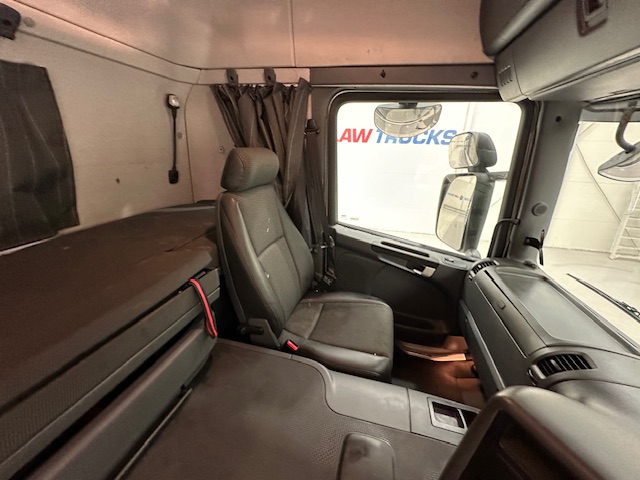 Scania P370 8×4 Sleeper Cab Skip Loader