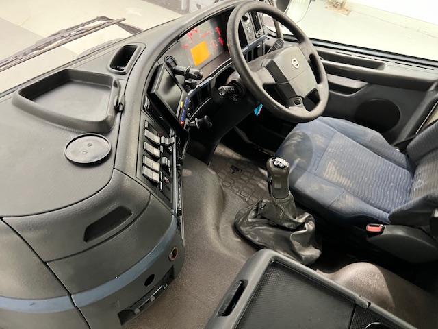 Volvo FM 400 8×4 Steel Tipper Grab Manual