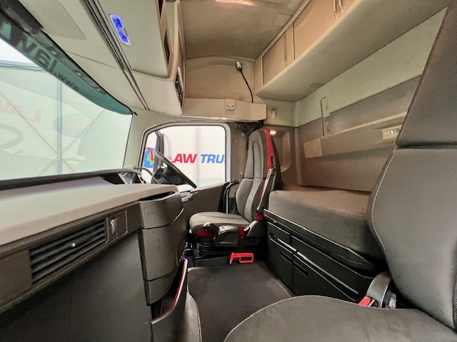 Volvo FH 460 6×2 Midlift Tractor Unit