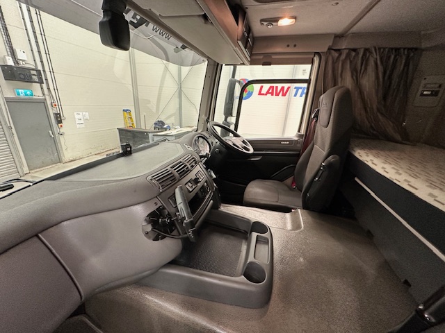 DAF CF 370 6×2 Sleeper Cab Fridge Box