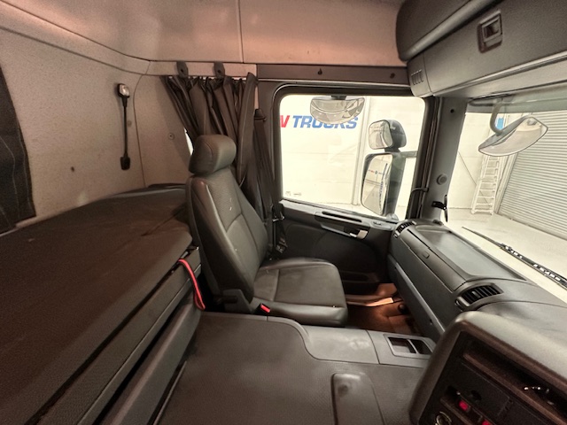 Scania P370 8×4 Sleeper Cab Skip Loader