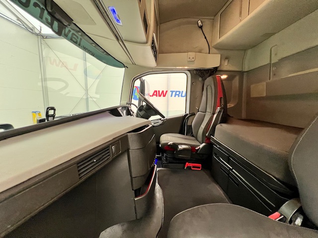 Volvo FH 460 6×2 Midlift Tractor Unit