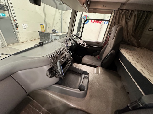 DAF CF 370 6×2 Sleeper Cab Fridge Box