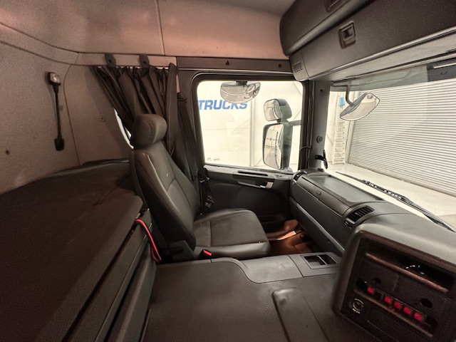 Scania P370 8×4 Sleeper Cab Skip Loader