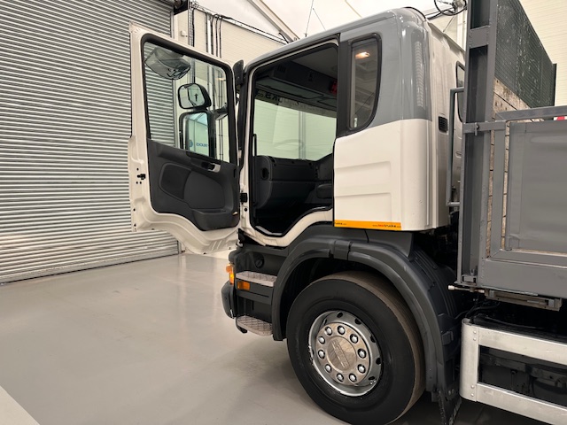 Scania P270 6×2 10 Tyre Flatbed Brick Grab