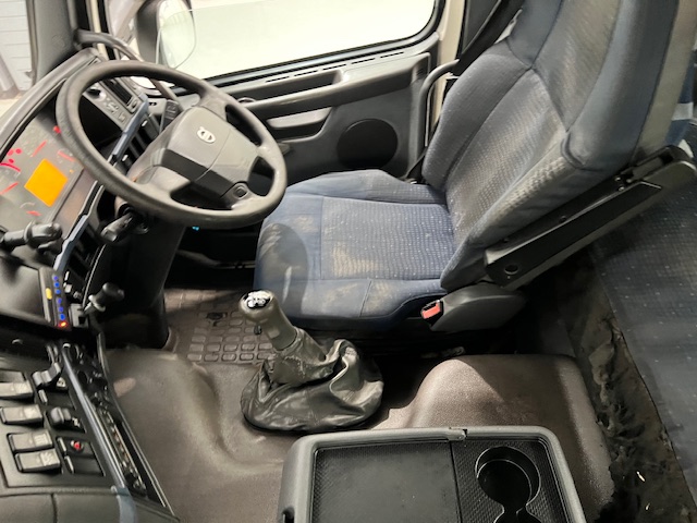 Volvo FM 400 8×4 Steel Tipper Grab Manual