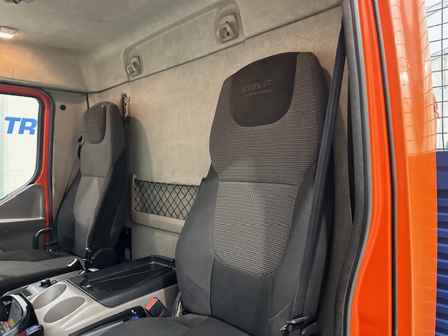 DAF LF 220 Day Cab Dropside Brick Grab