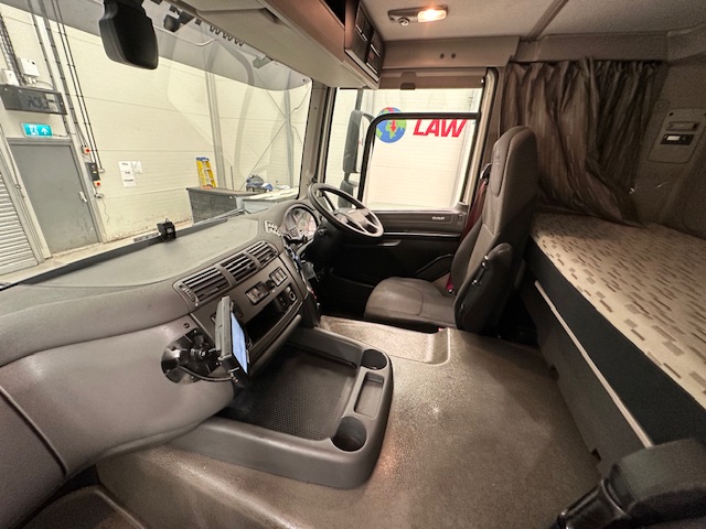 DAF CF 370 6×2 Sleeper Cab Fridge Box