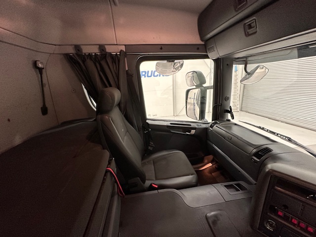 Scania P370 8×4 Sleeper Cab Skip Loader