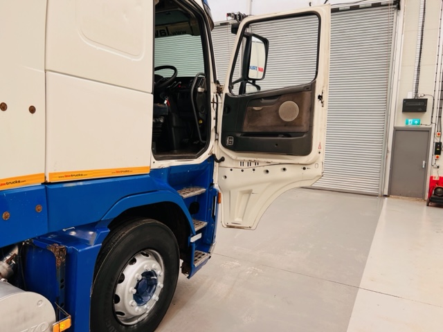 Volvo FH12 420 4×2 Sleeper Cab Tractor Unit