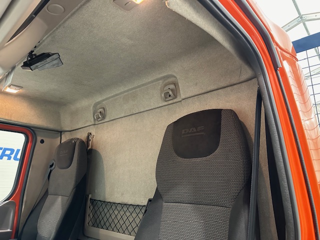 DAF LF 220 Day Cab Dropside Brick Grab