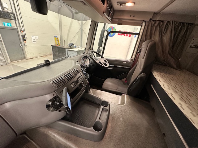 DAF CF 370 6×2 Sleeper Cab Fridge Box