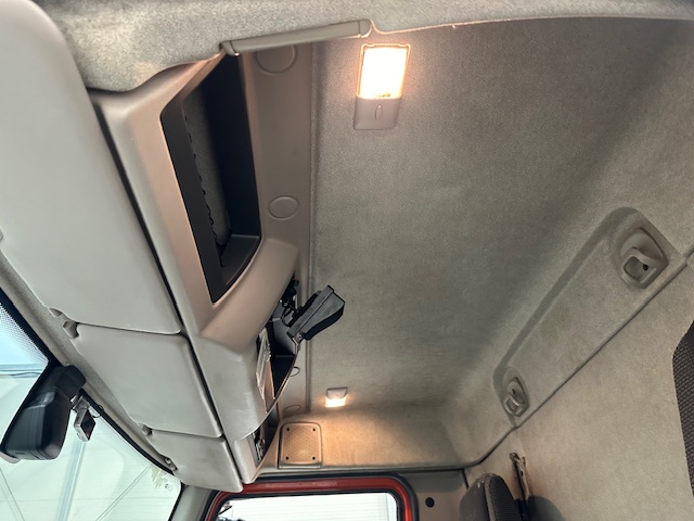 DAF LF 220 Day Cab Dropside Brick Grab