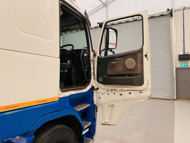 Volvo FH12 420 4×2 Sleeper Cab Tractor Unit