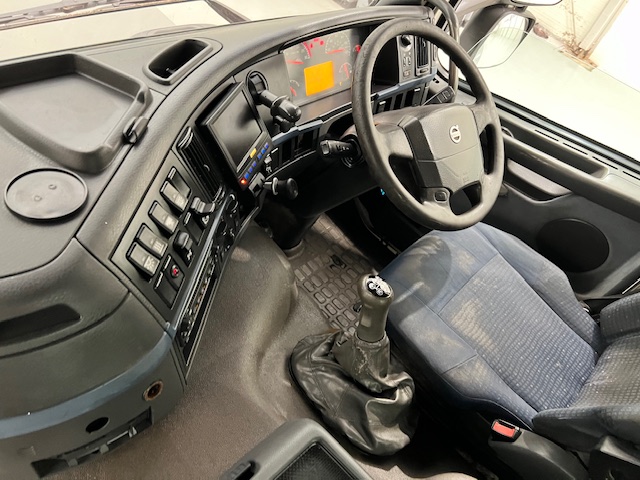 Volvo FM 400 8×4 Steel Tipper Grab Manual