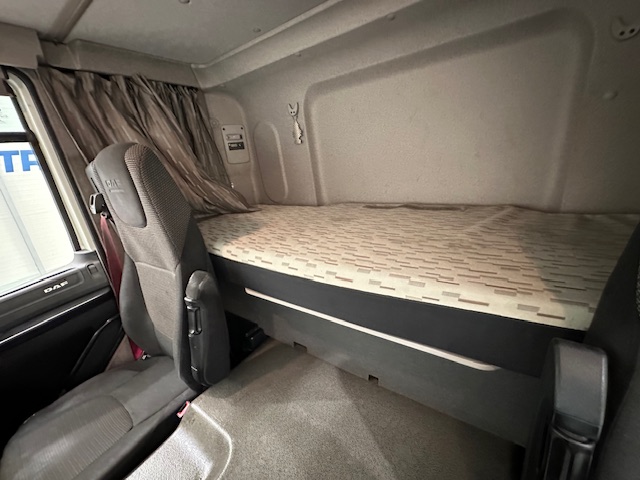 DAF CF 370 6×2 Sleeper Cab Fridge Box