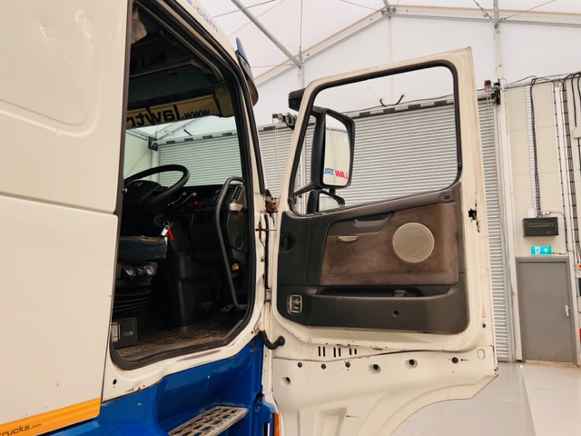Volvo FH12 420 4×2 Sleeper Cab Tractor Unit