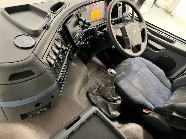 Volvo FM 400 8×4 Steel Tipper Grab Manual