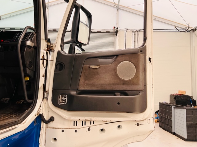 Volvo FH12 420 4×2 Sleeper Cab Tractor Unit