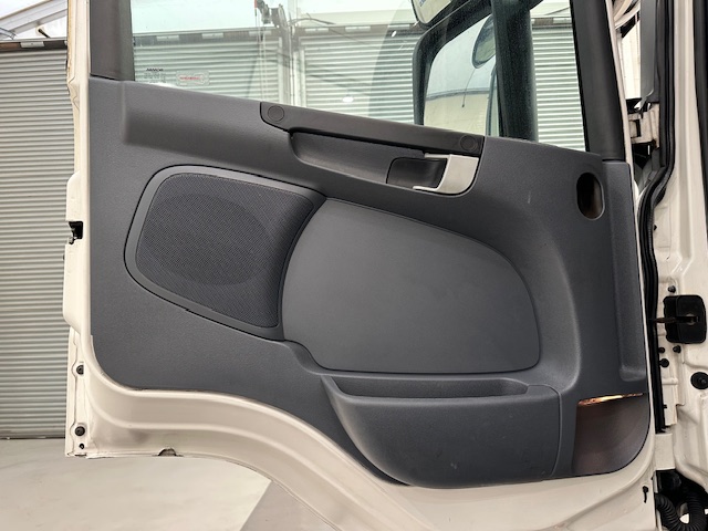 Scania P370 8×4 Sleeper Cab Skip Loader