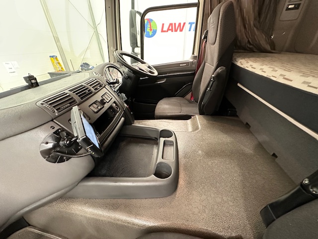 DAF CF 370 6×2 Sleeper Cab Fridge Box