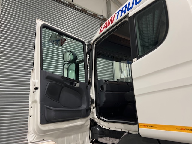 Scania R420 8×2 Rear Lift Brick Grab Drawbar