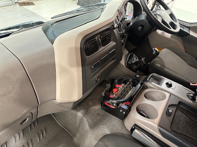 DAF LF 220 Day Cab Dropside Brick Grab